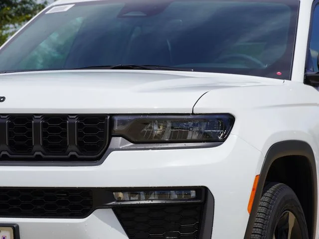 New 2026 Bright White Clear-Coat Exterior Paint Jeep Limited image 4