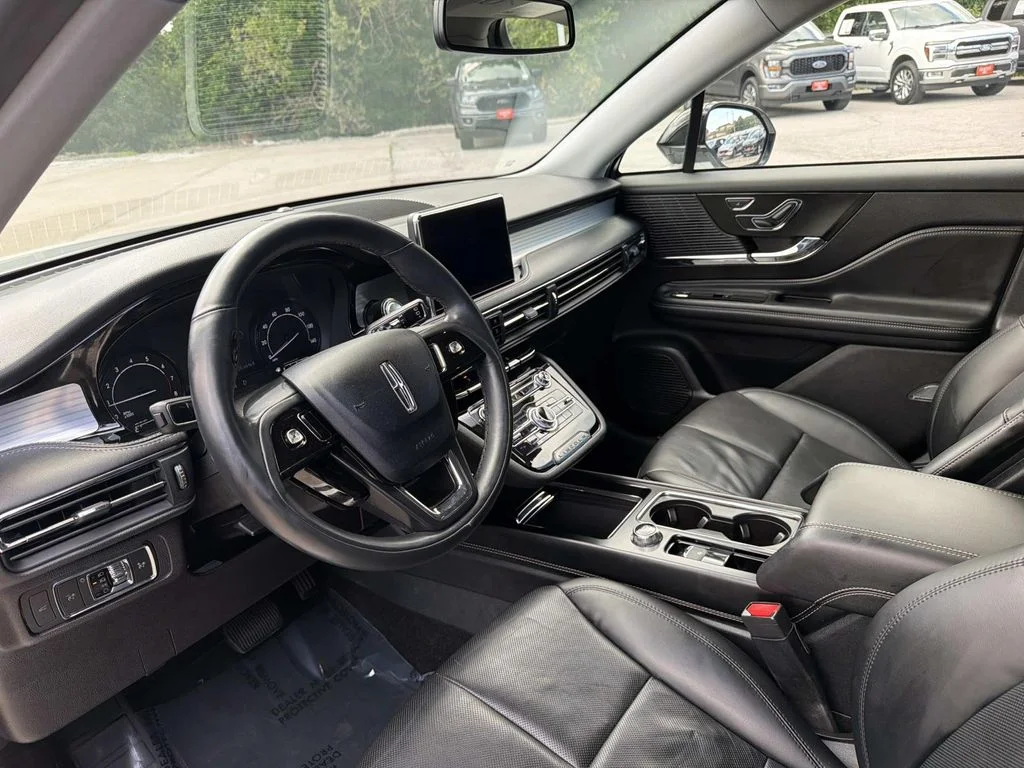 Used 2022 White Lincoln Standard image 21