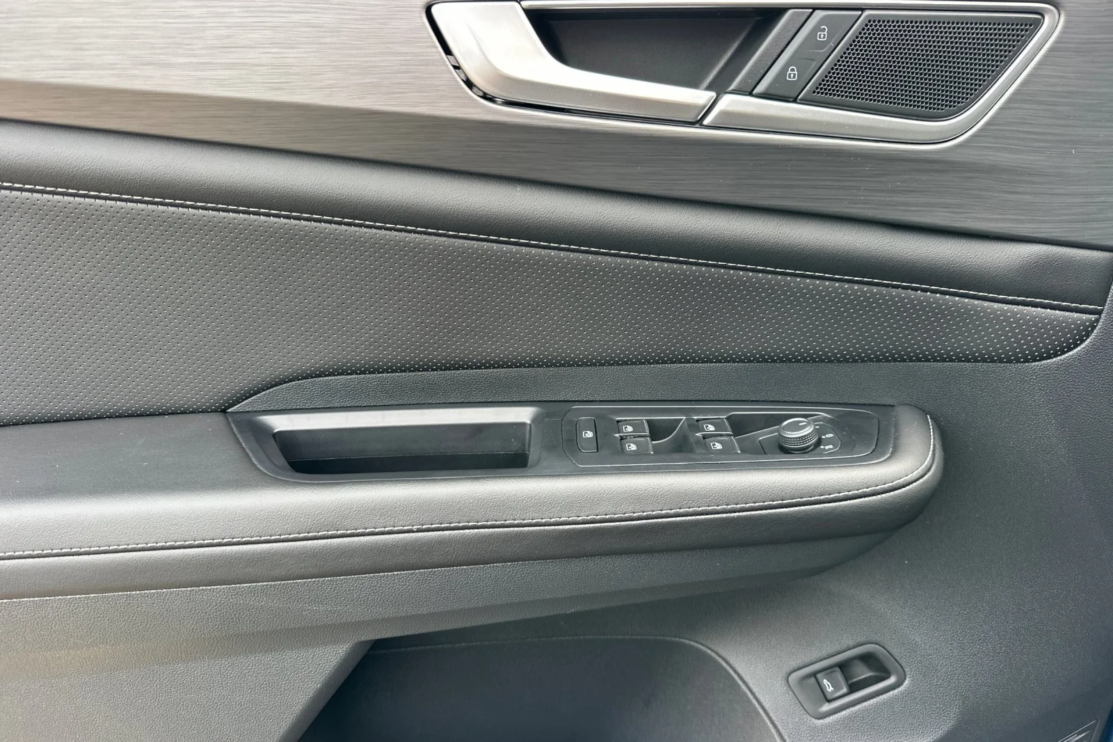 Used 2026  Volkswagen SE w/Technology image 10