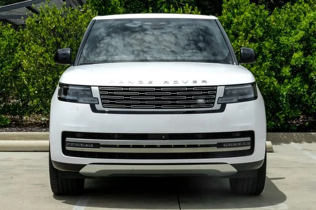 Used 2024 White Land Rover SE image 6