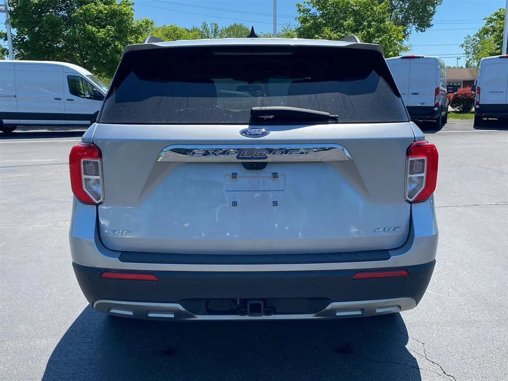 Used 2023 Iconic Silver Ford XLT image 9