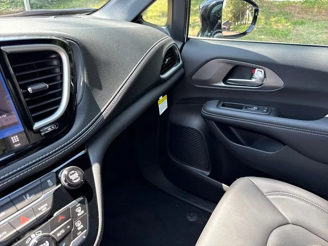 2026 Chrysler Pacifica Select - Photo 24
