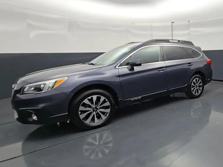 Used 2015  Subaru 3.6R Limited Wagon 4D image 3