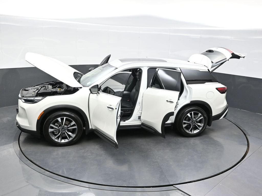 Used 2023 White INFINITI LUXE image 42