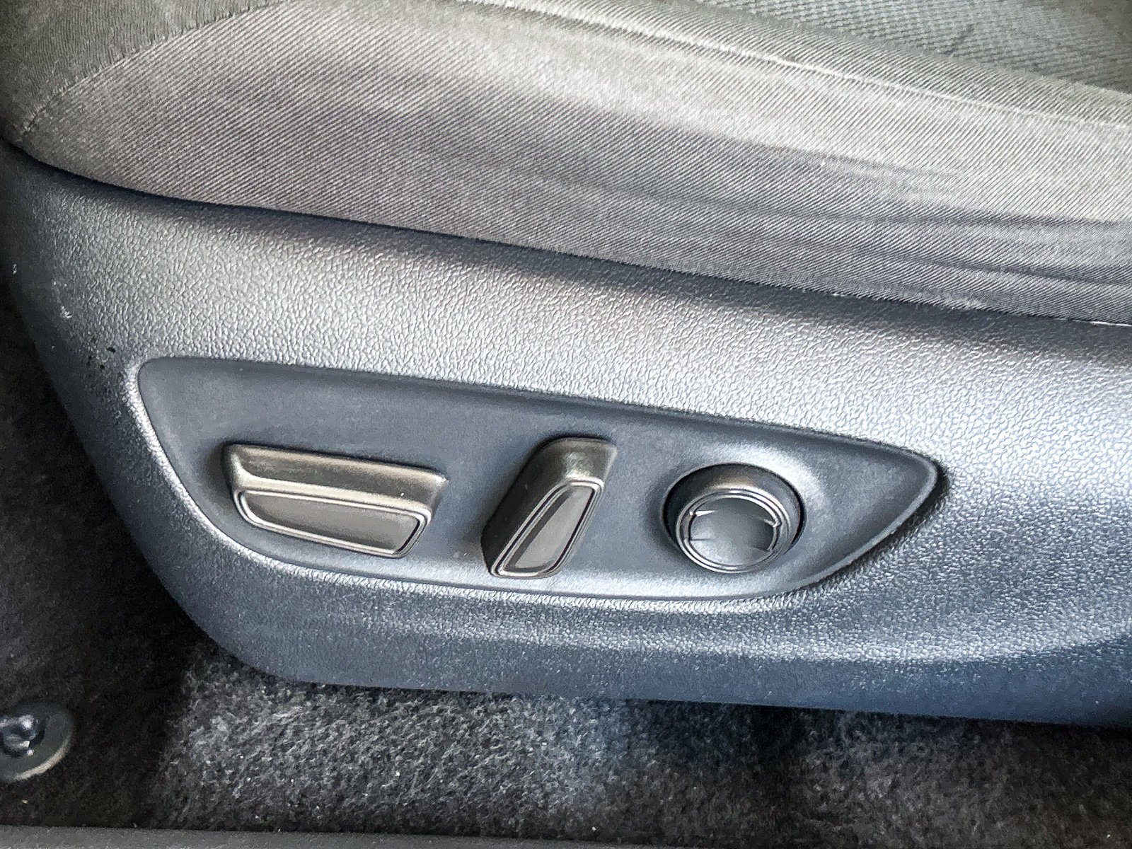 2025 Toyota RAV4 XLE - Photo 22