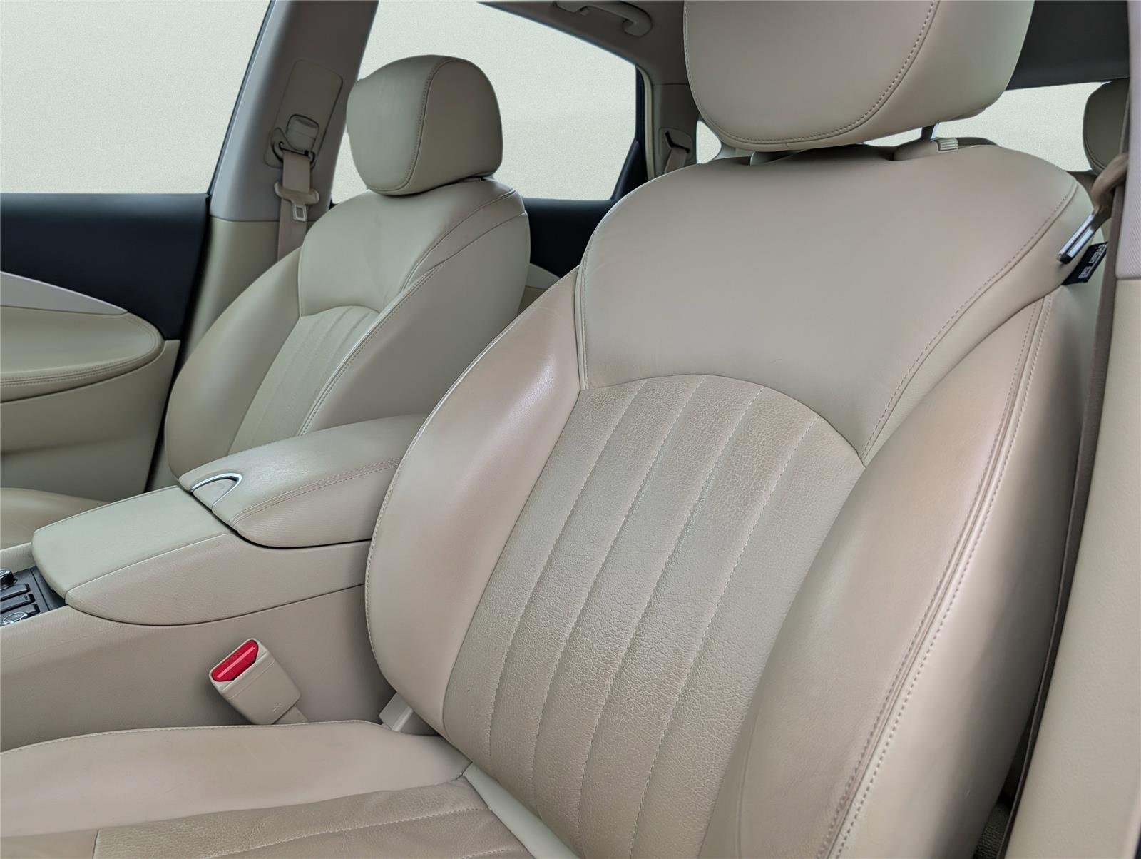 Used 2017 Majestic White INFINITI RWD image 11