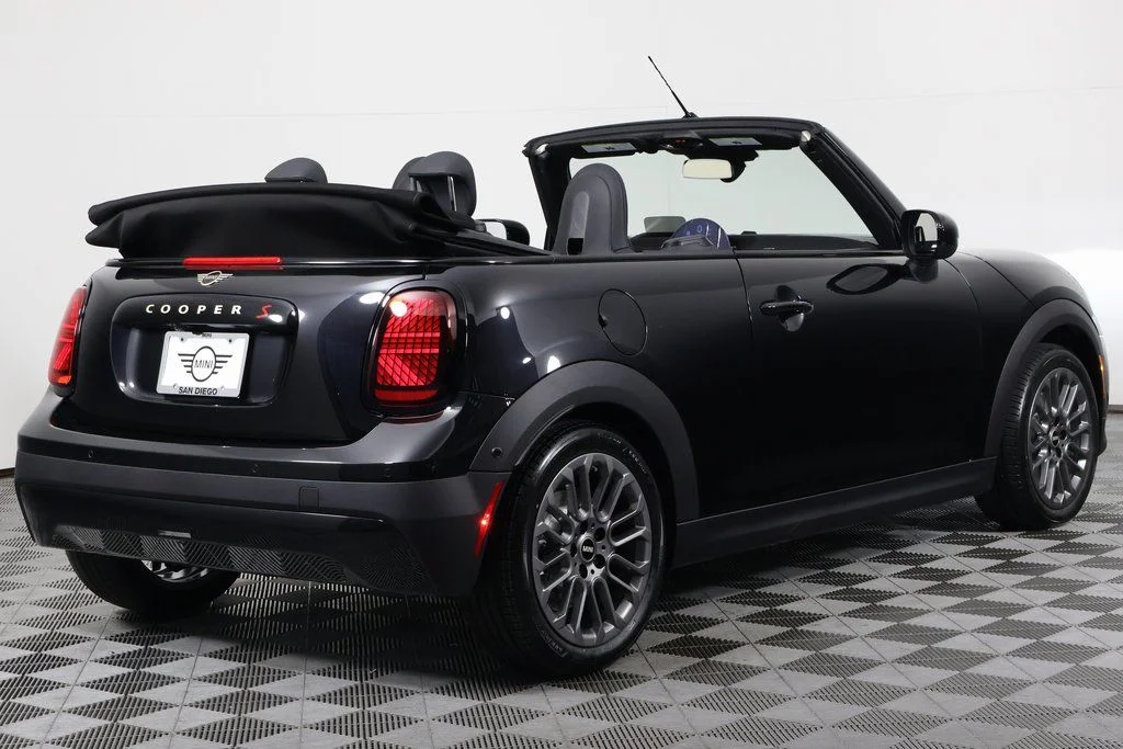 New 2026 Midnight Black MINI Signature Plus image 3