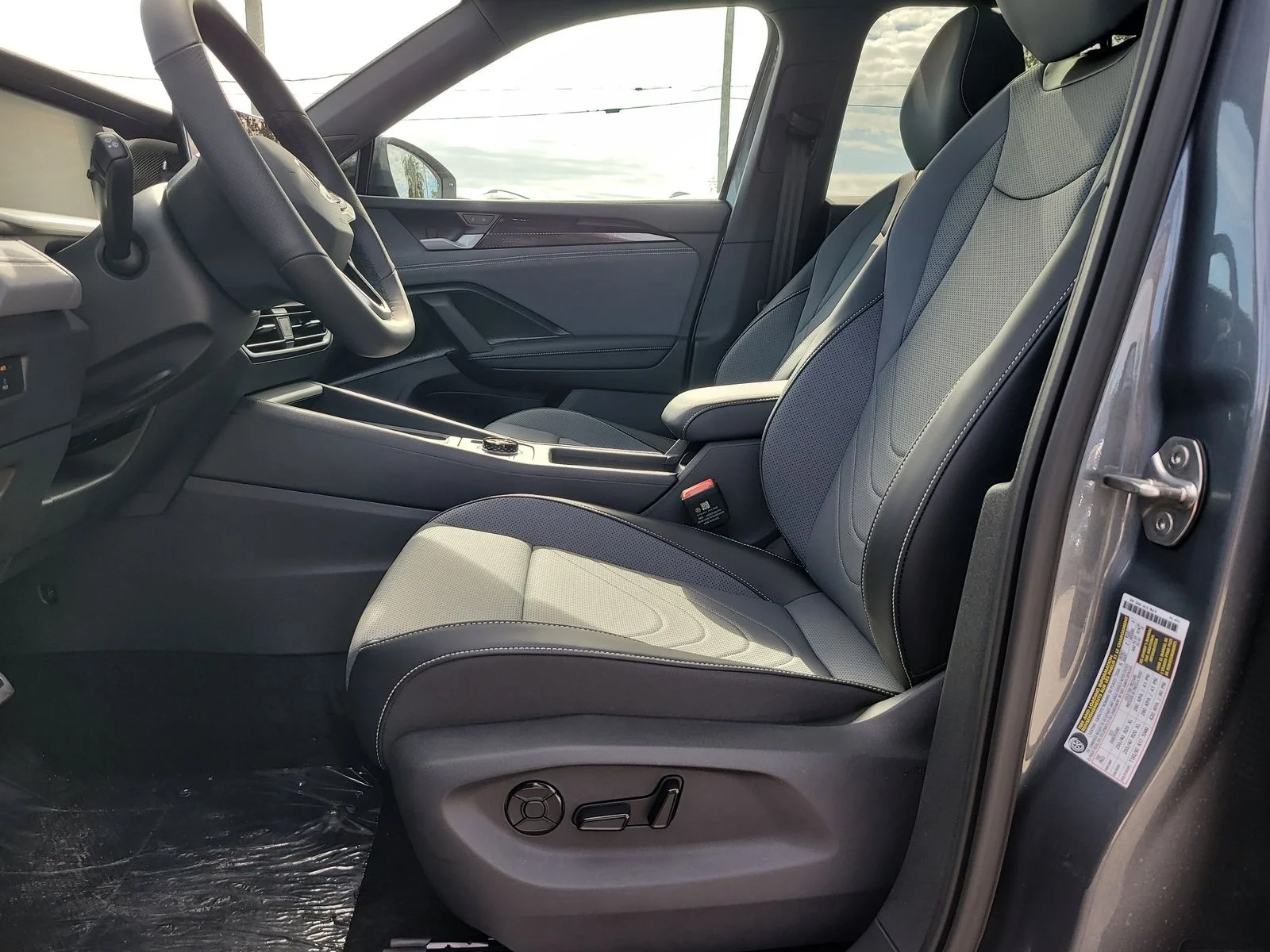 New 2026 Platinum Gray Metallic Volkswagen 2.0T SE R-Line Black image 18