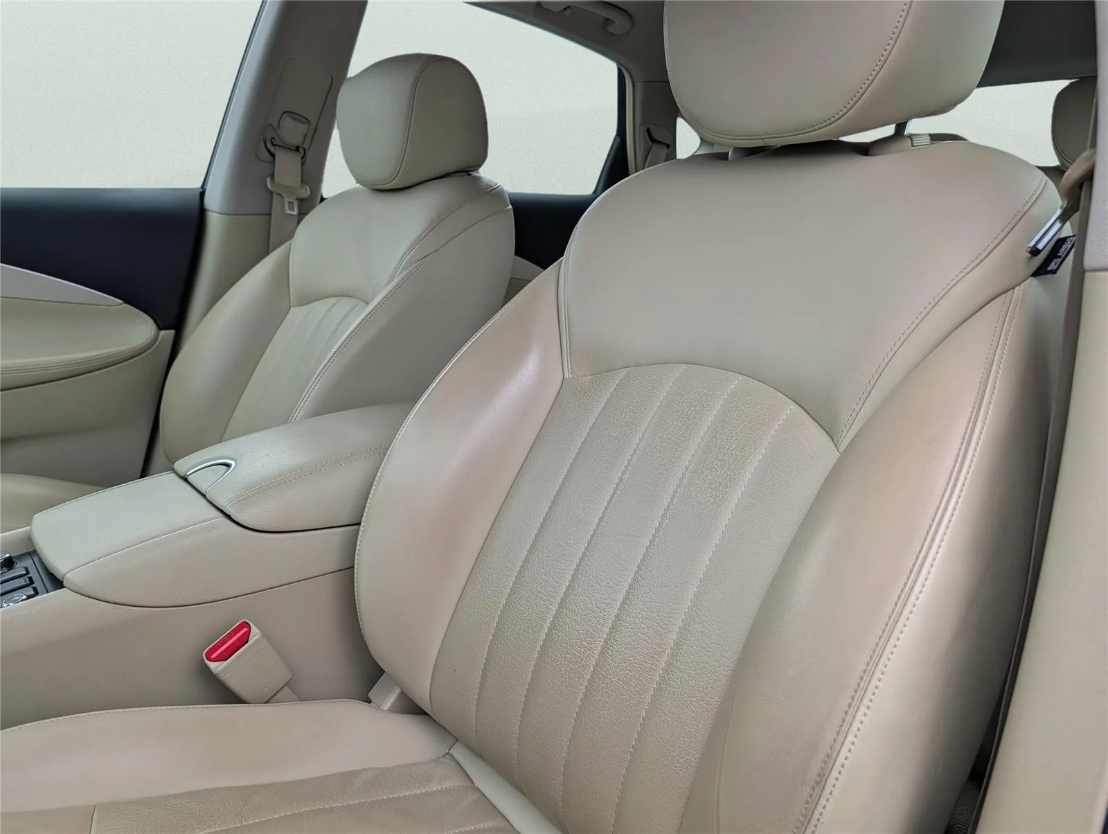 Used 2017 Majestic White INFINITI RWD image 11