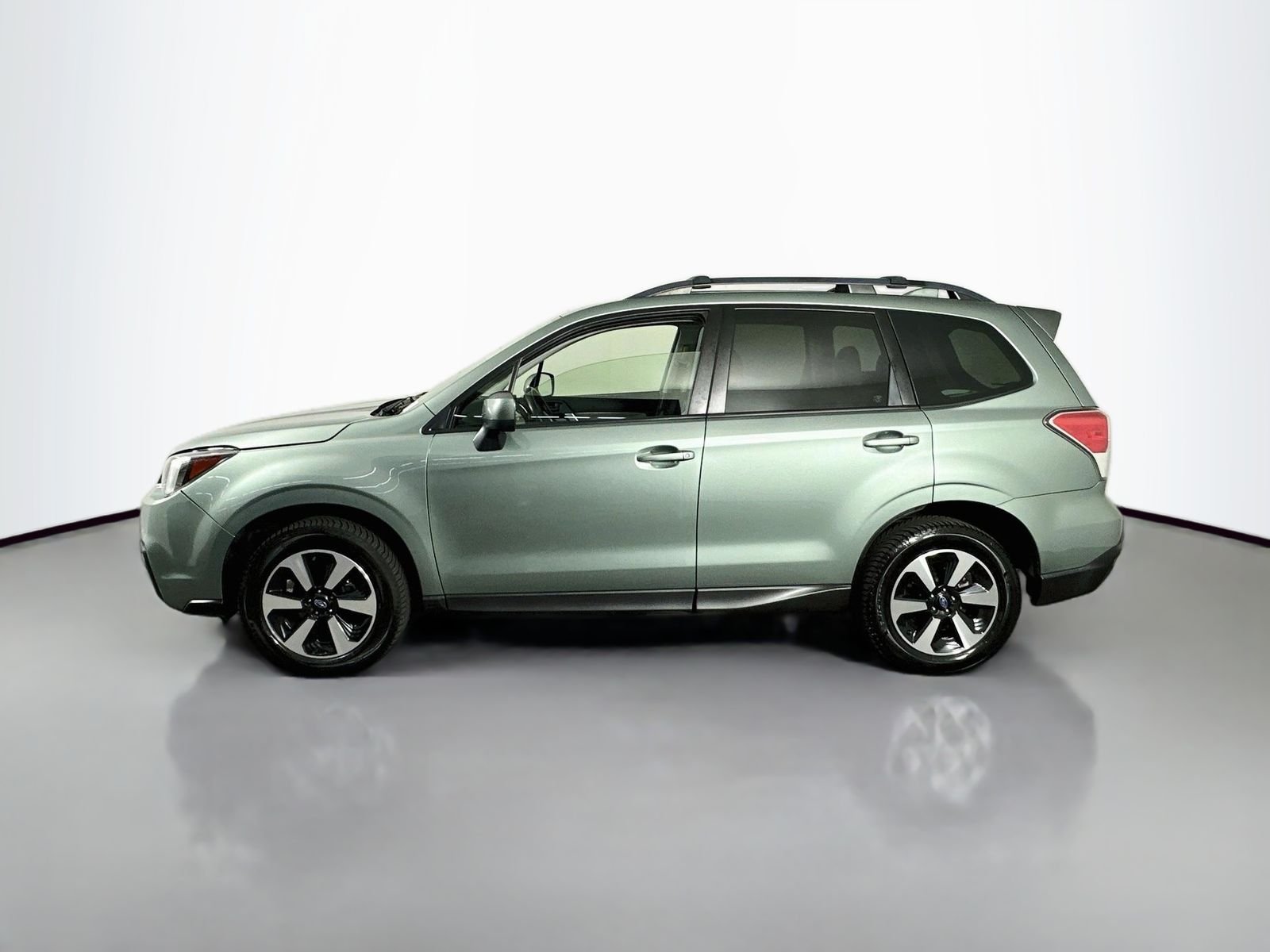 Used 2017 Jasmine Green Metallic Subaru 2.5i Premium image 4