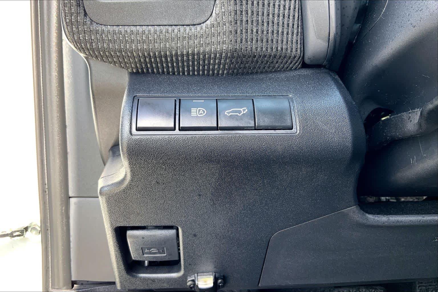 Used 2025 Wind Chill Pearl Toyota XLE image 32
