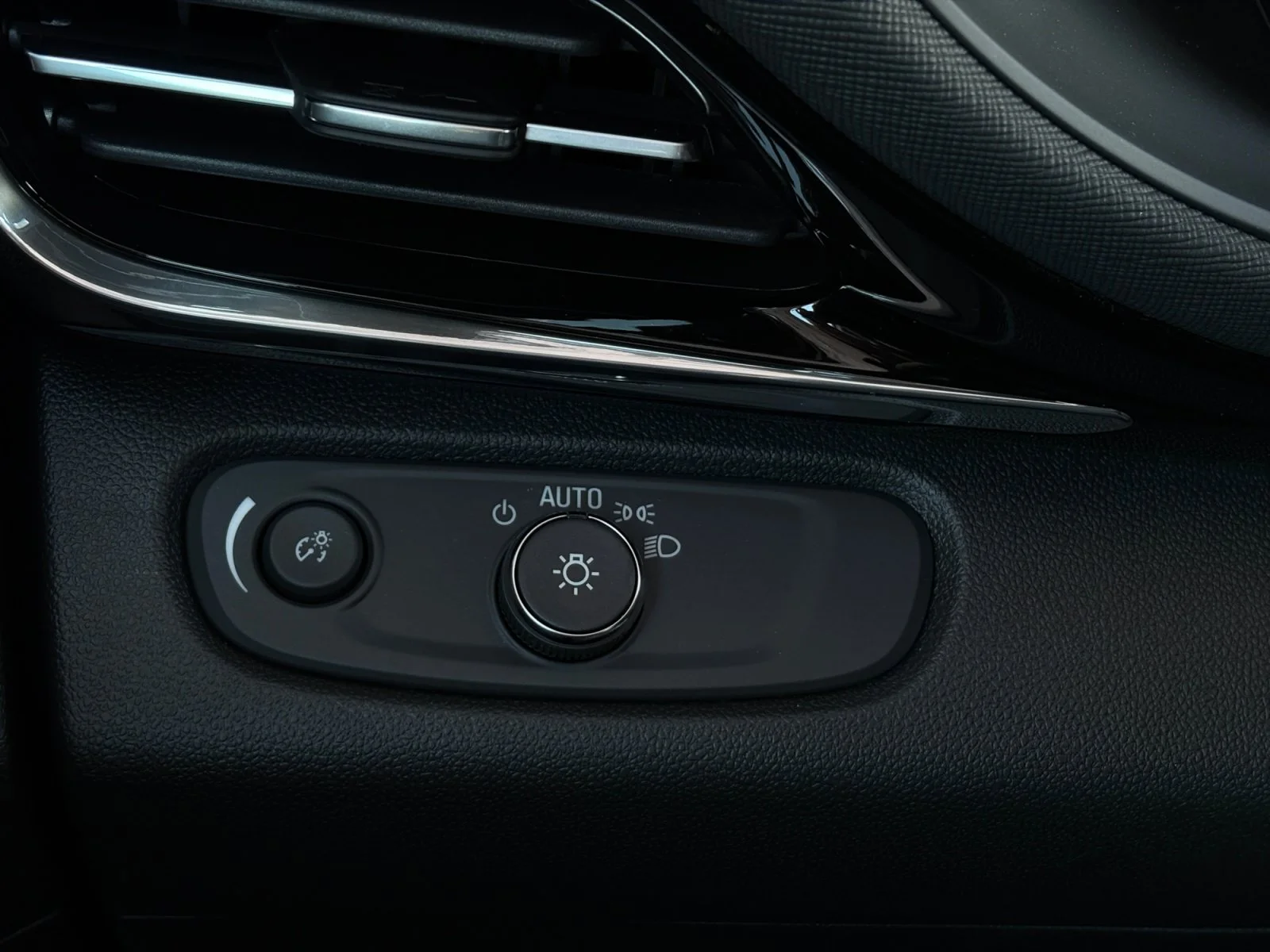 New 2026 Summit White Buick Sport Touring image 29