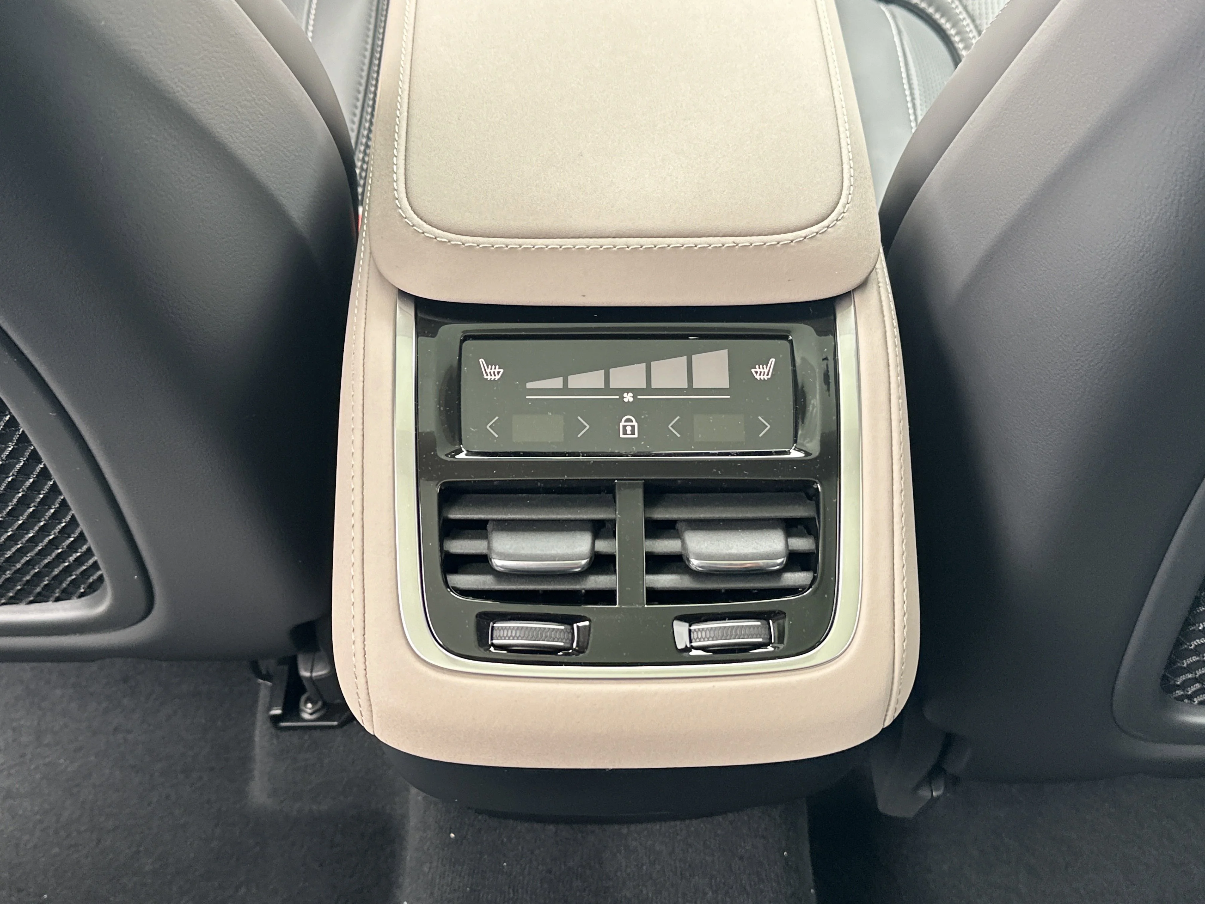 2026 Volvo XC90 Ultra - Photo 14