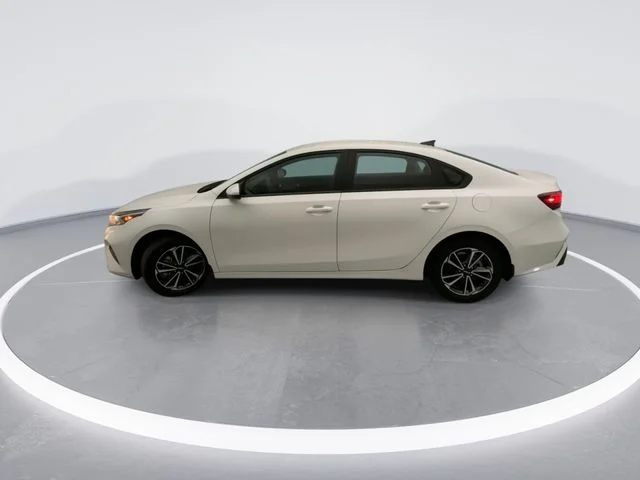 Used 2023 White Kia LXS image 3