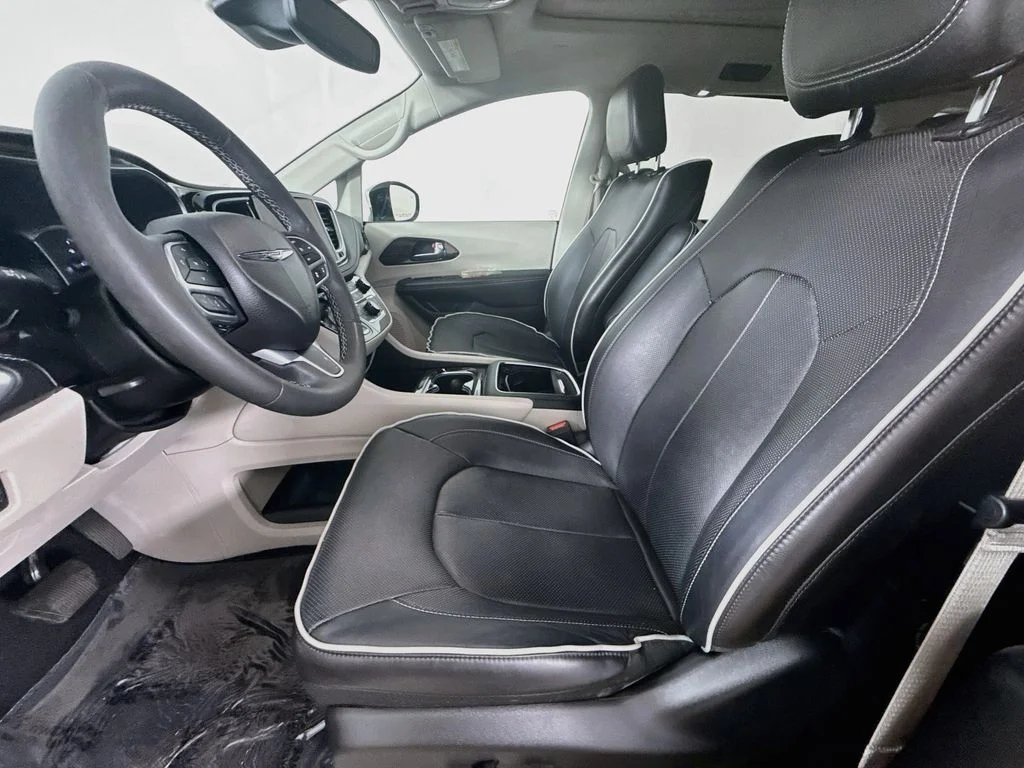 Used 2022 Black Chrysler Limited image 21