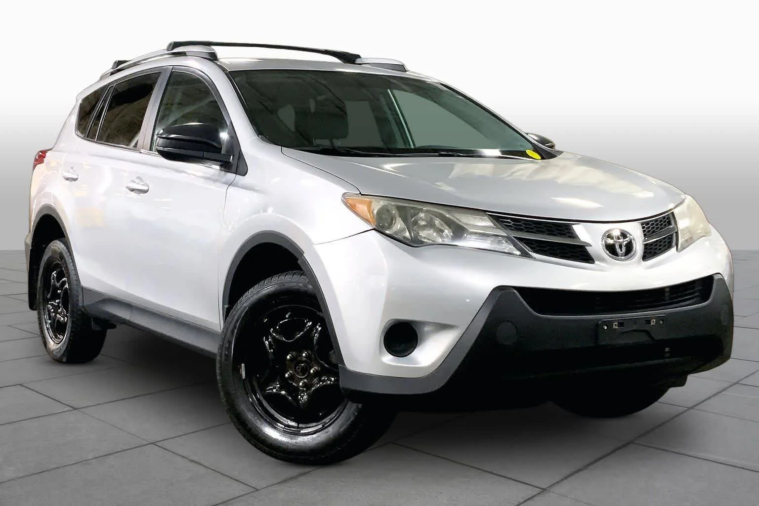 Used 2013 Classic Silver Metallic Toyota LE image 3