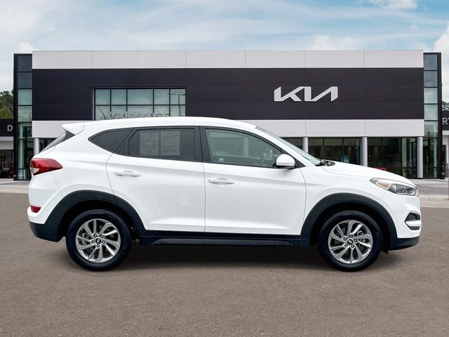 Used 2017 White Hyundai SE image 9