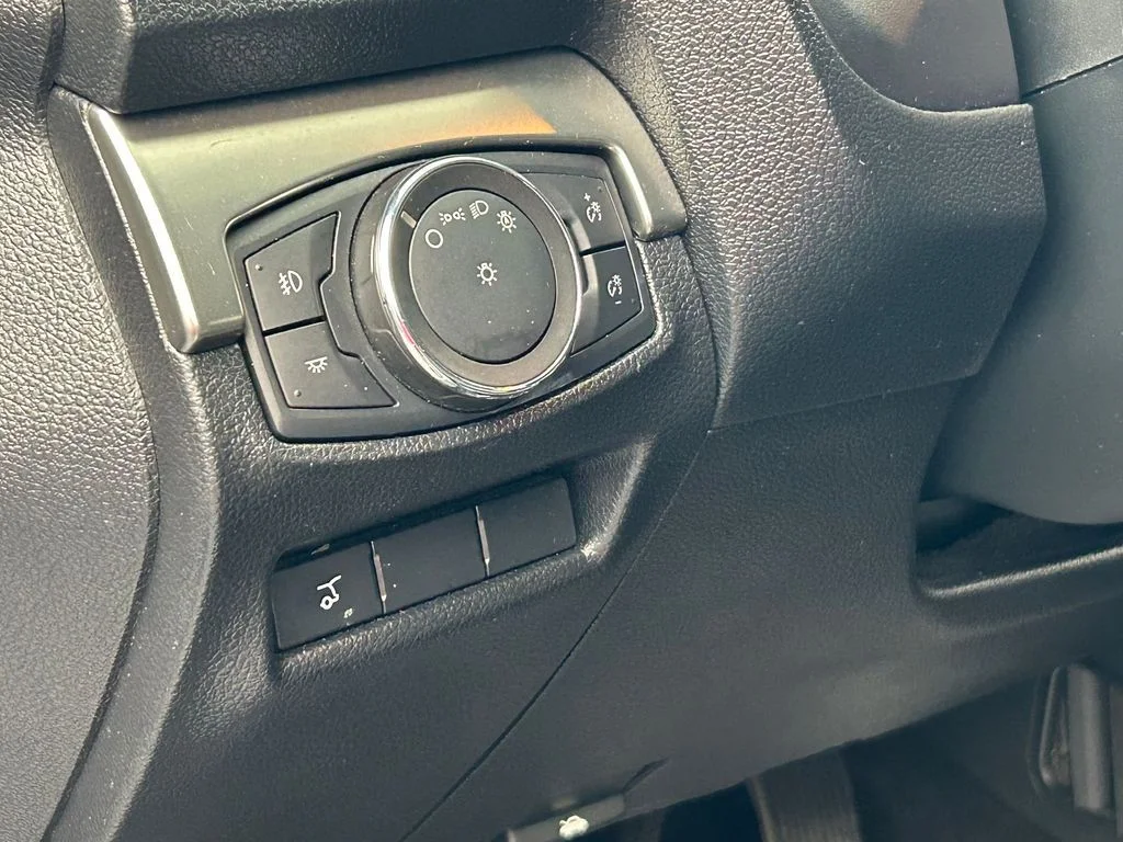 Used 2018 White Platinum Clearcoat Metallic Ford XLT image 15