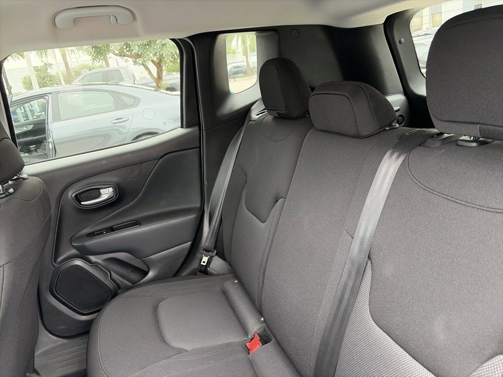 Used 2023 White Jeep Latitude image 9