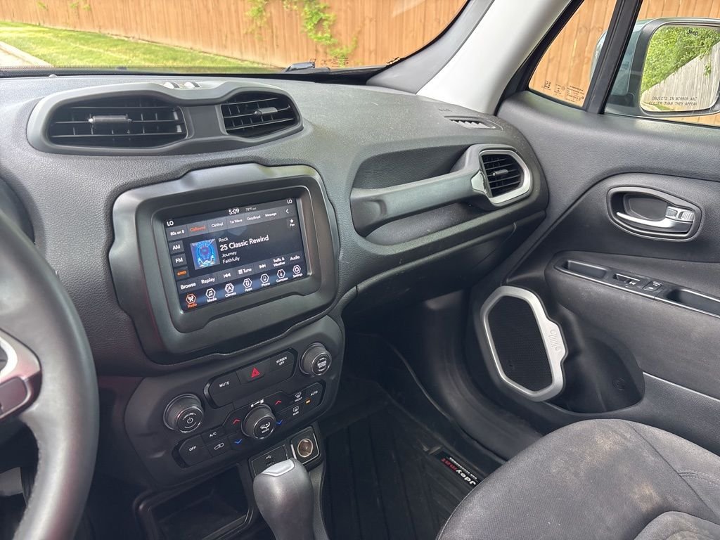 Used 2018 Gray Jeep Latitude image 30