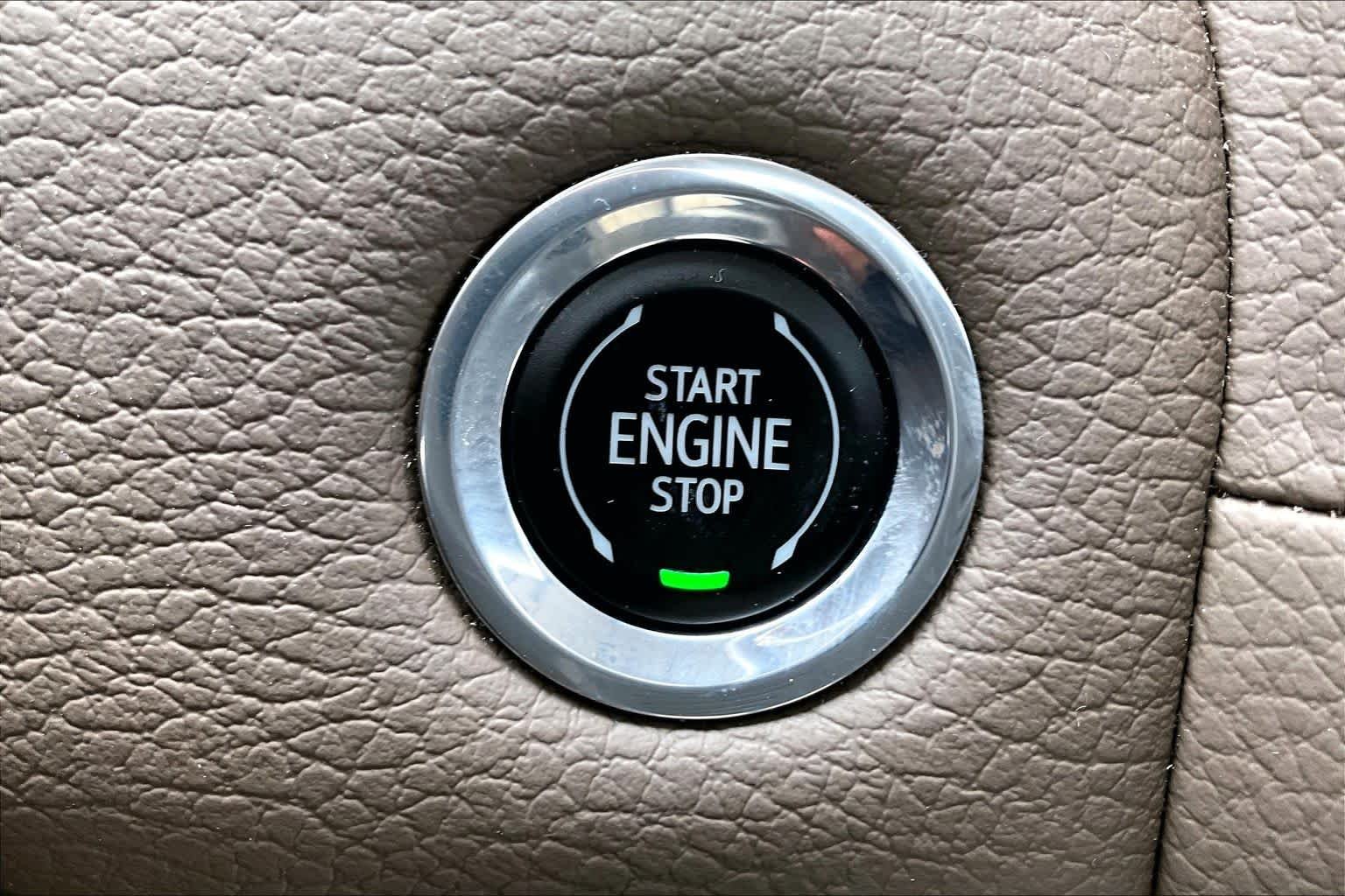 Used 2023 White Frost Tricoat GMC Denali image 34