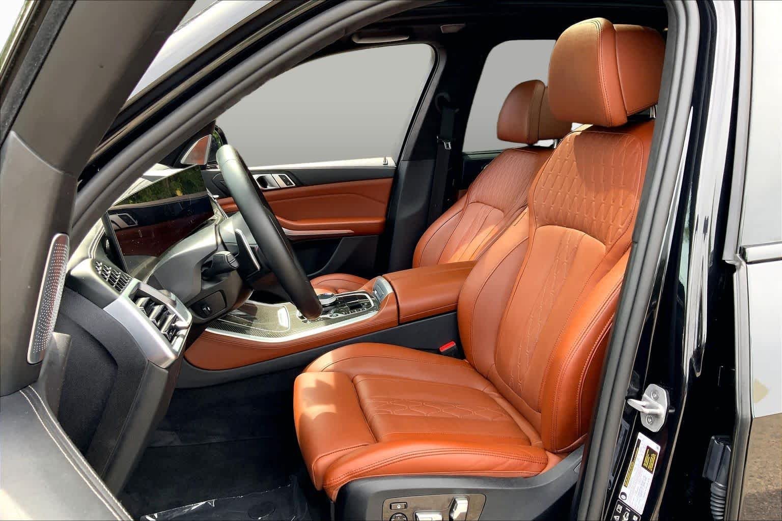 Used 2025 Black Sapphire Metallic BMW M60i image 9
