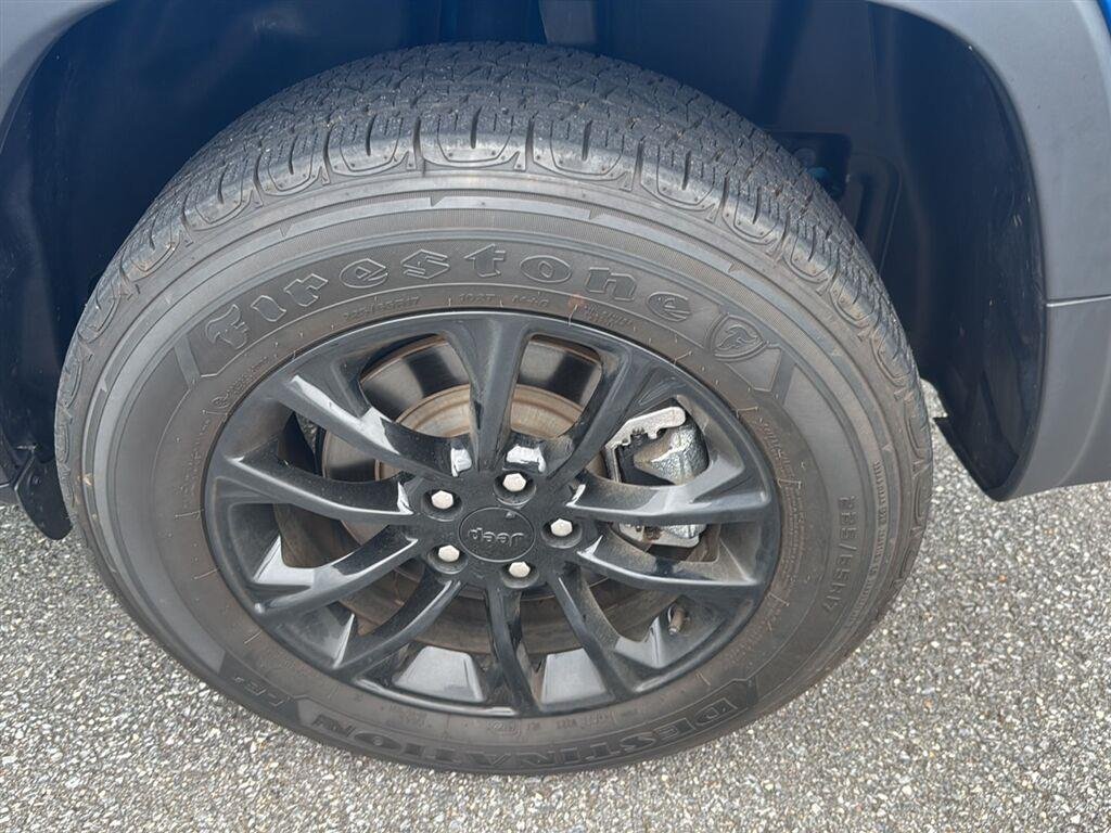 Used 2023 Hydro Blue Pearlcoat Jeep Altitude Lux image 10