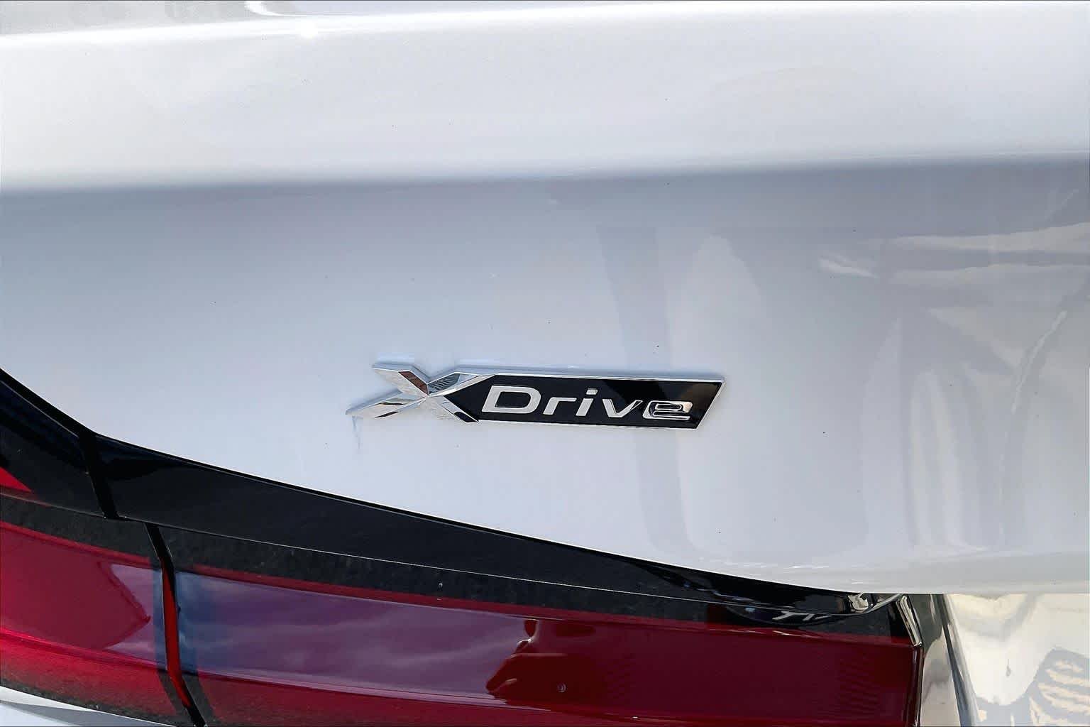 Used 2023 Alpine White BMW 530i xDrive image 9