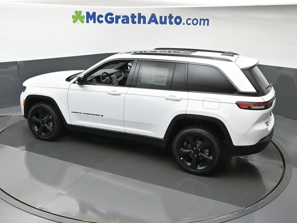 New 2026 Bright White Clear-Coat Exterior Paint Jeep Limited image 32