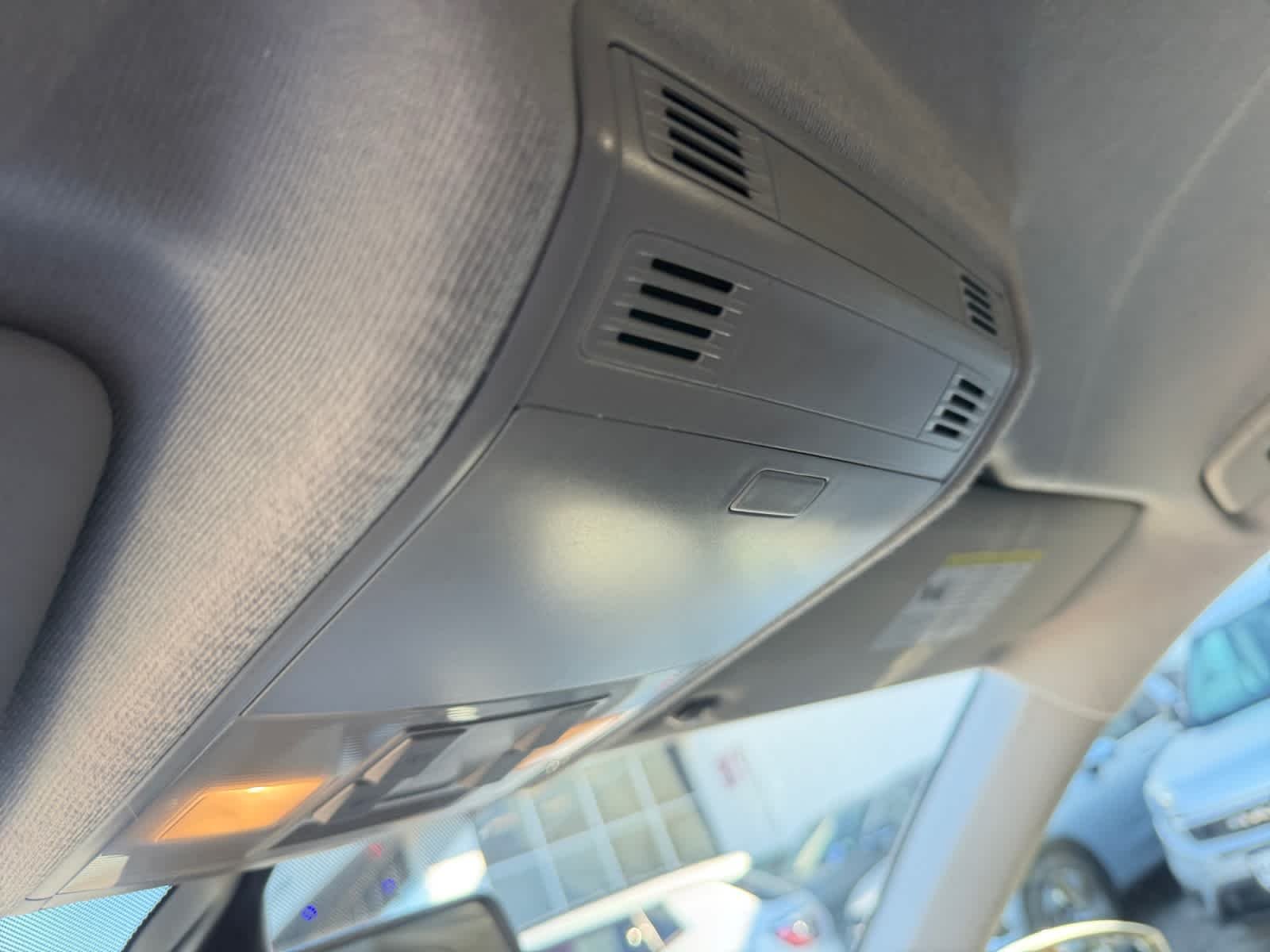 Used 2019 Pure White Volkswagen SE image 38
