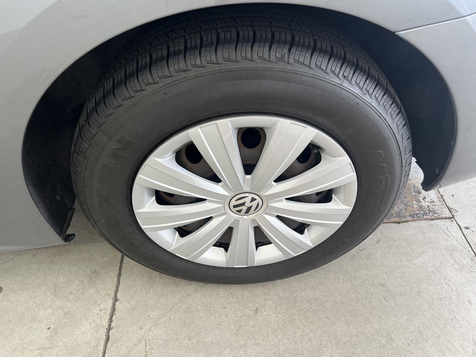 Used 2014 Platinum Gray Metallic Volkswagen S image 10
