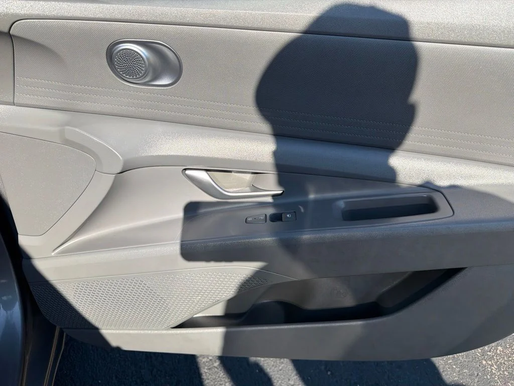 Used 2022 Silver Hyundai SEL image 18
