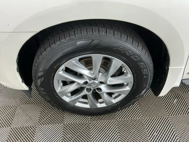 Used 2015 White INFINITI Base image 36
