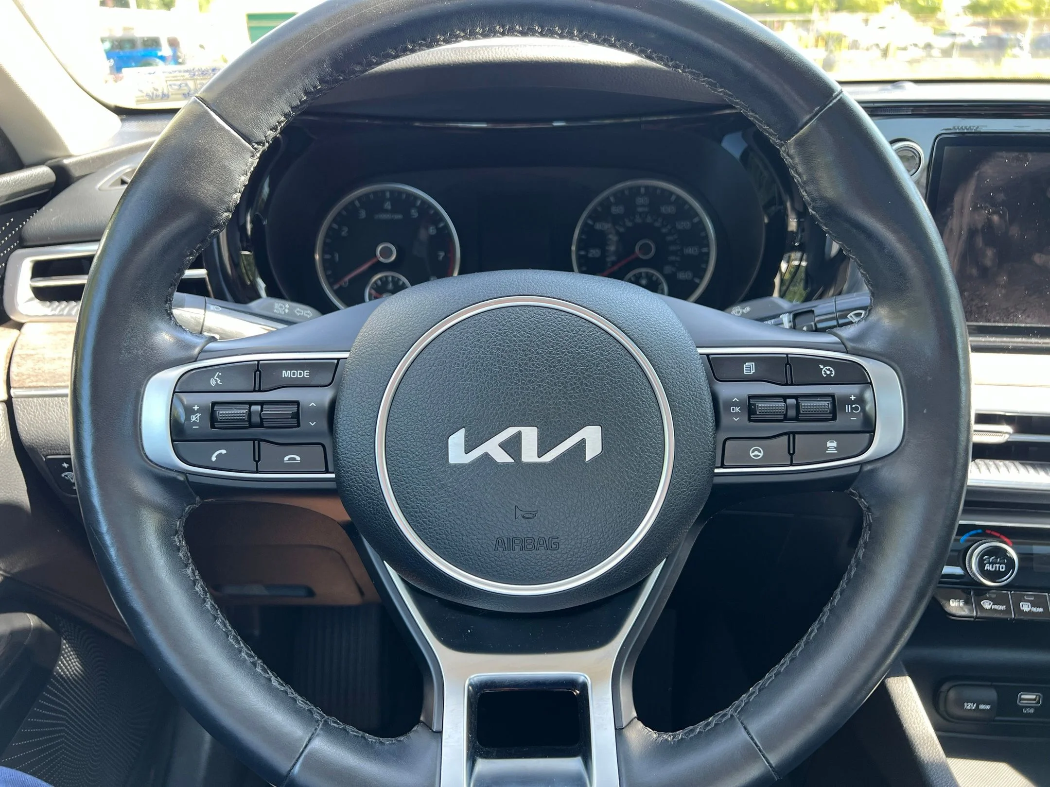 Used 2022 White Kia EX image 30