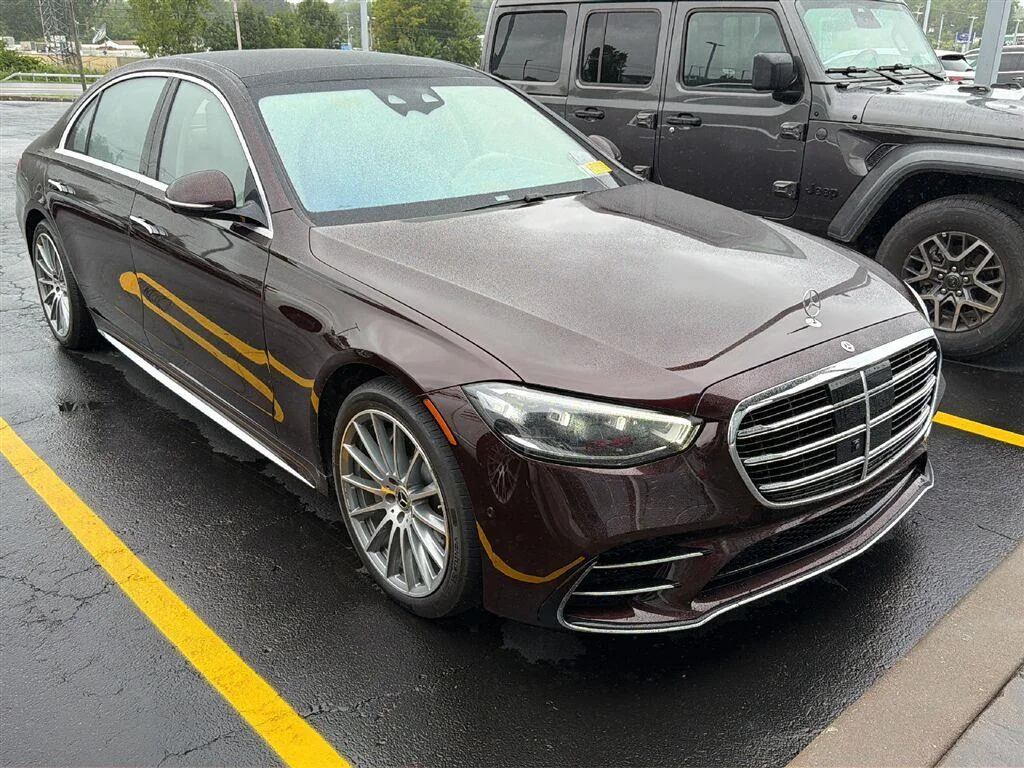 Used 2023 MANUFAKTUR rubellite red metallic Mercedes-Benz S 580 image 3