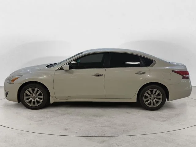 Used 2015 White Nissan 2.5 S image 2