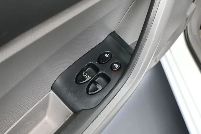 Used 2009 White Honda LX image 18