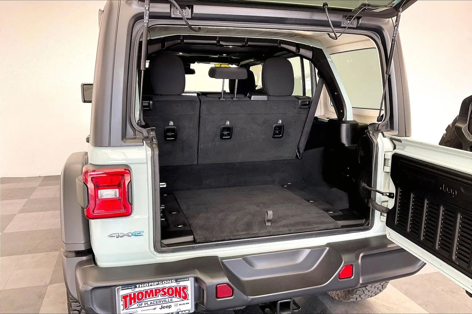 Used 2024 Earl Clearcoat Jeep Rubicon 4xe image 27