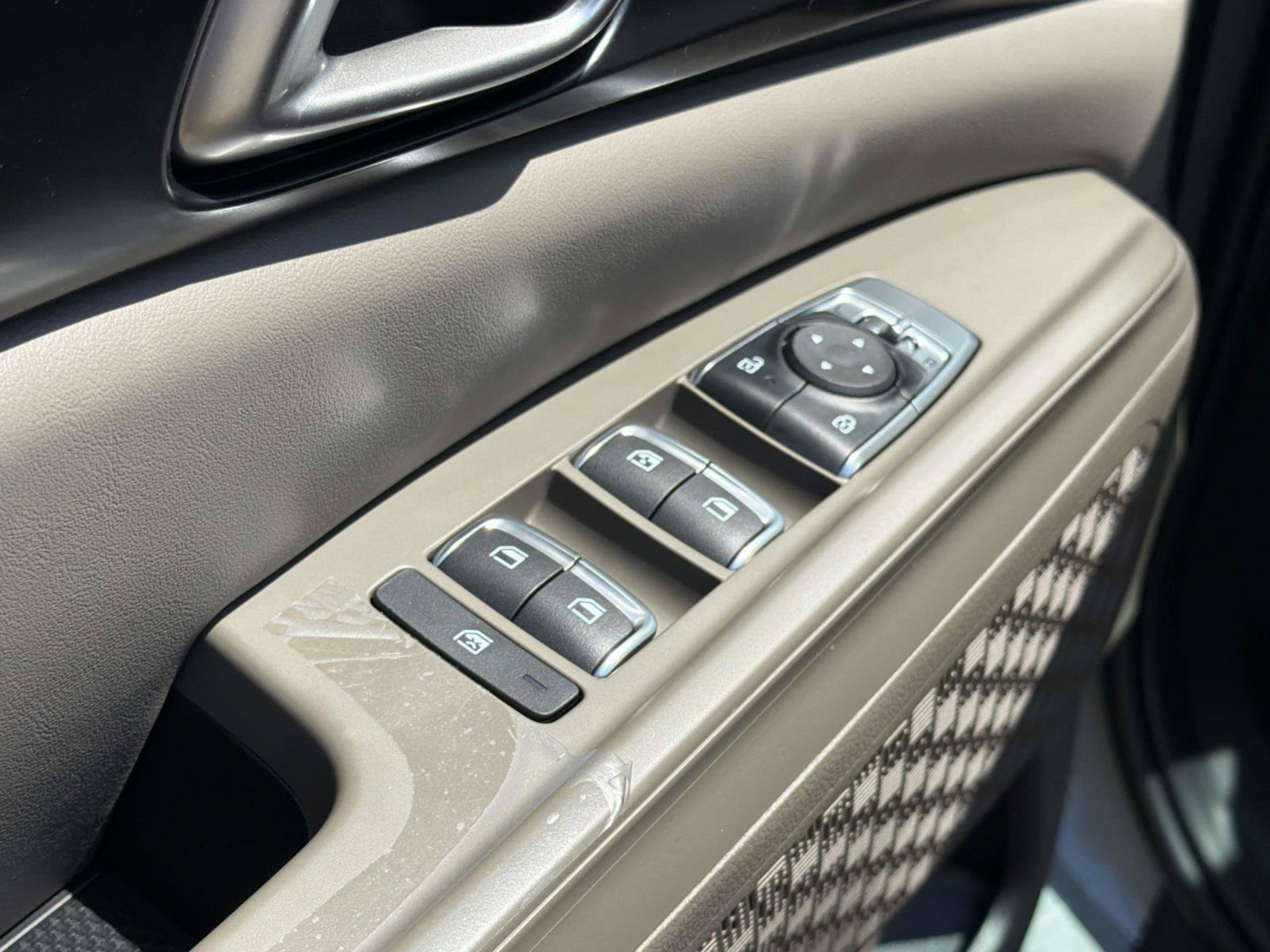 New 2027 Ceramic Silver Kia LX image 19