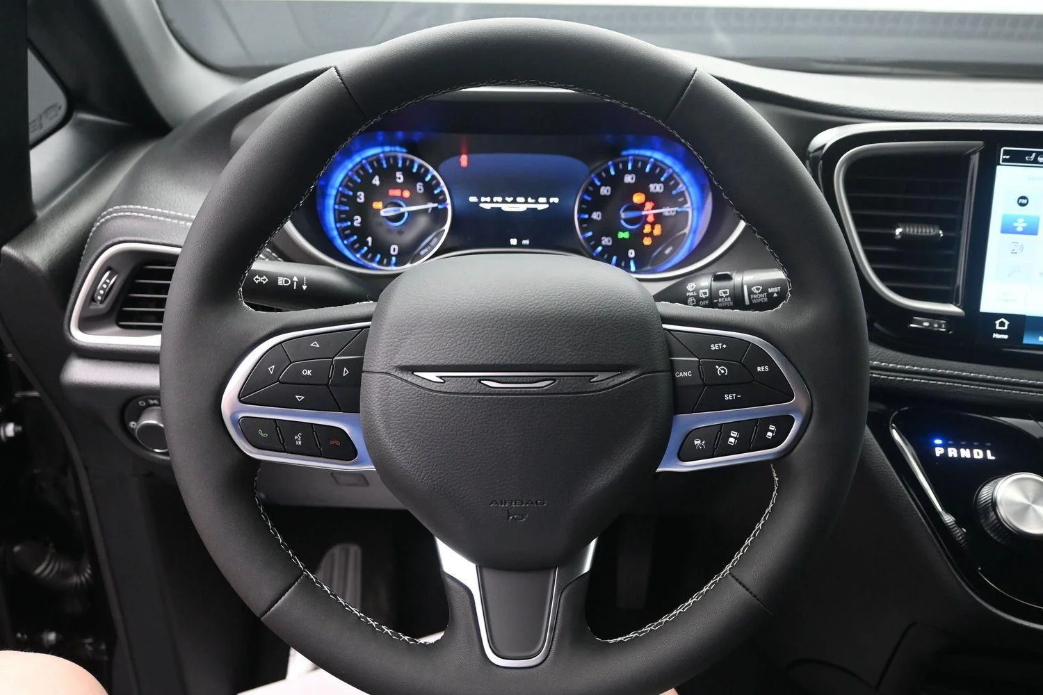 New 2027 Diamond Black Crystal Pearl-Coat Exterior Paint Chrysler Select image 22