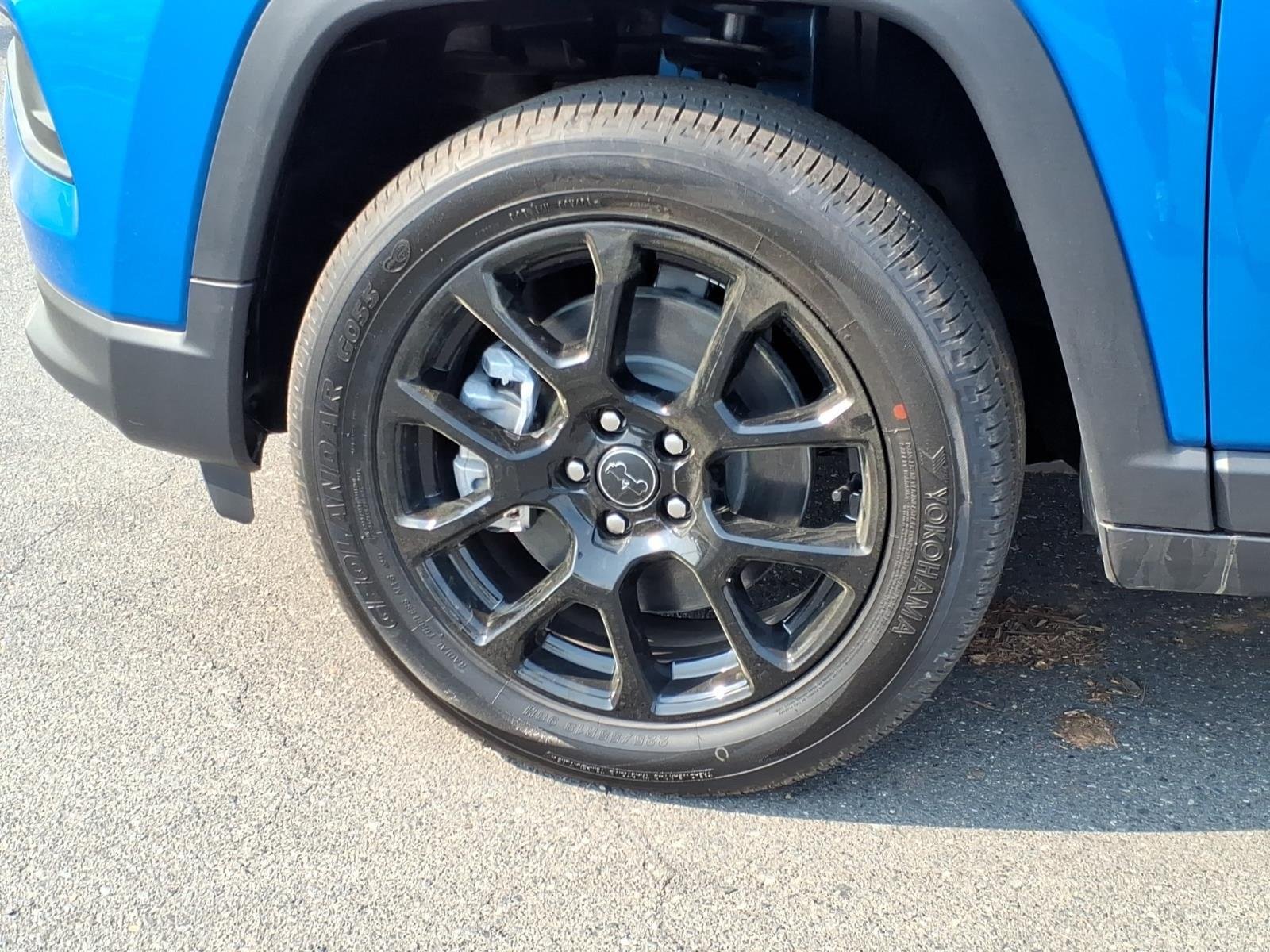 New 2026 Hydro Blue Pearl-Coat Exterior Paint Jeep Latitude Altitude image 11