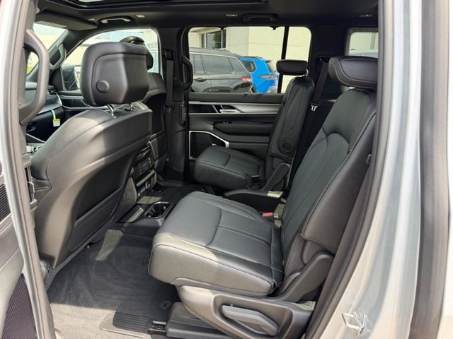 New 2026 Silver-Zynith Exterior Paint Jeep Limited Reserve image 12