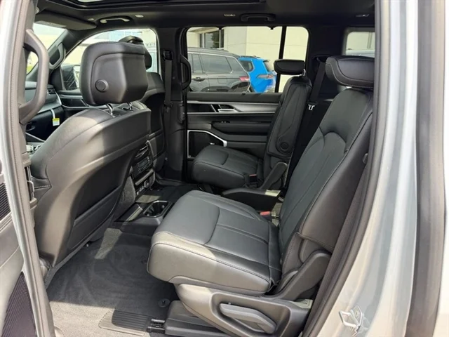 New 2026 Silver-Zynith Exterior Paint Jeep Limited Reserve image 12