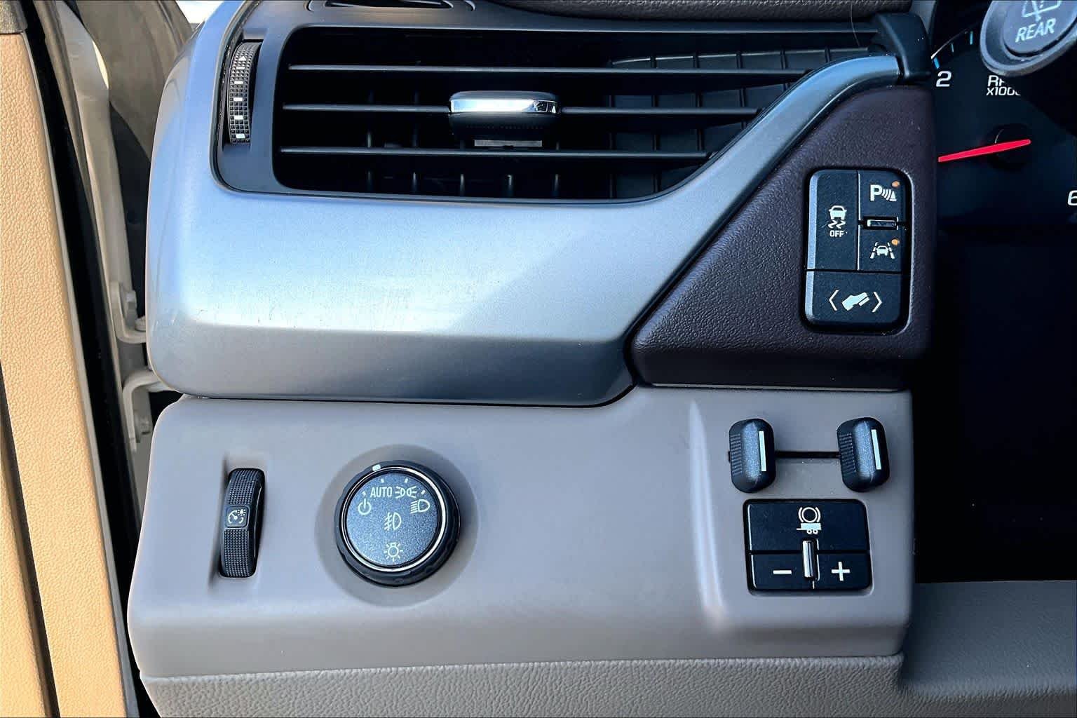Used 2019 Iridescent Pearl Tricoat Chevrolet Premier image 36