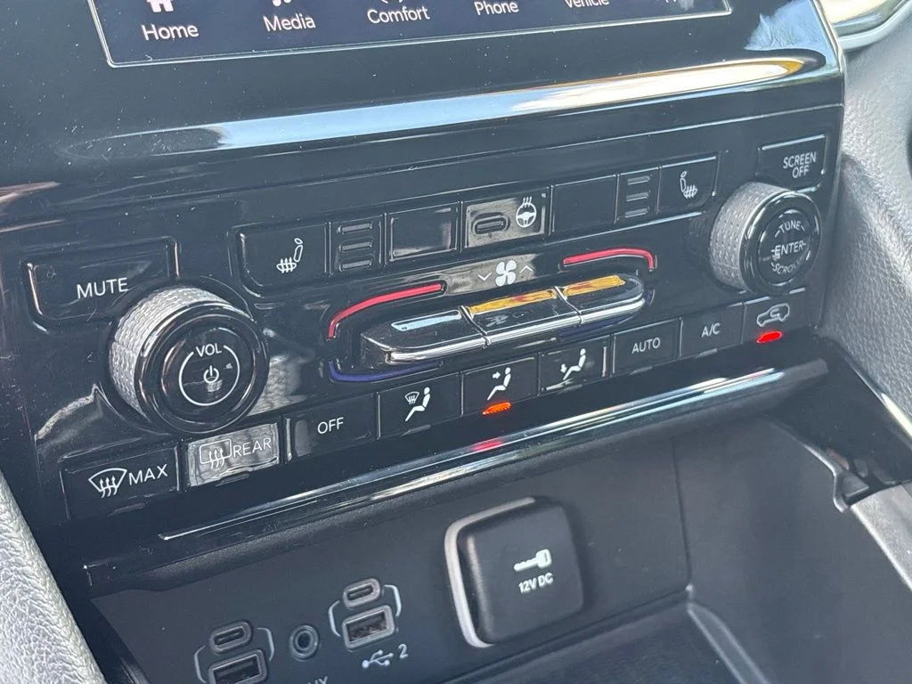 Used 2023 Red Jeep Altitude image 39
