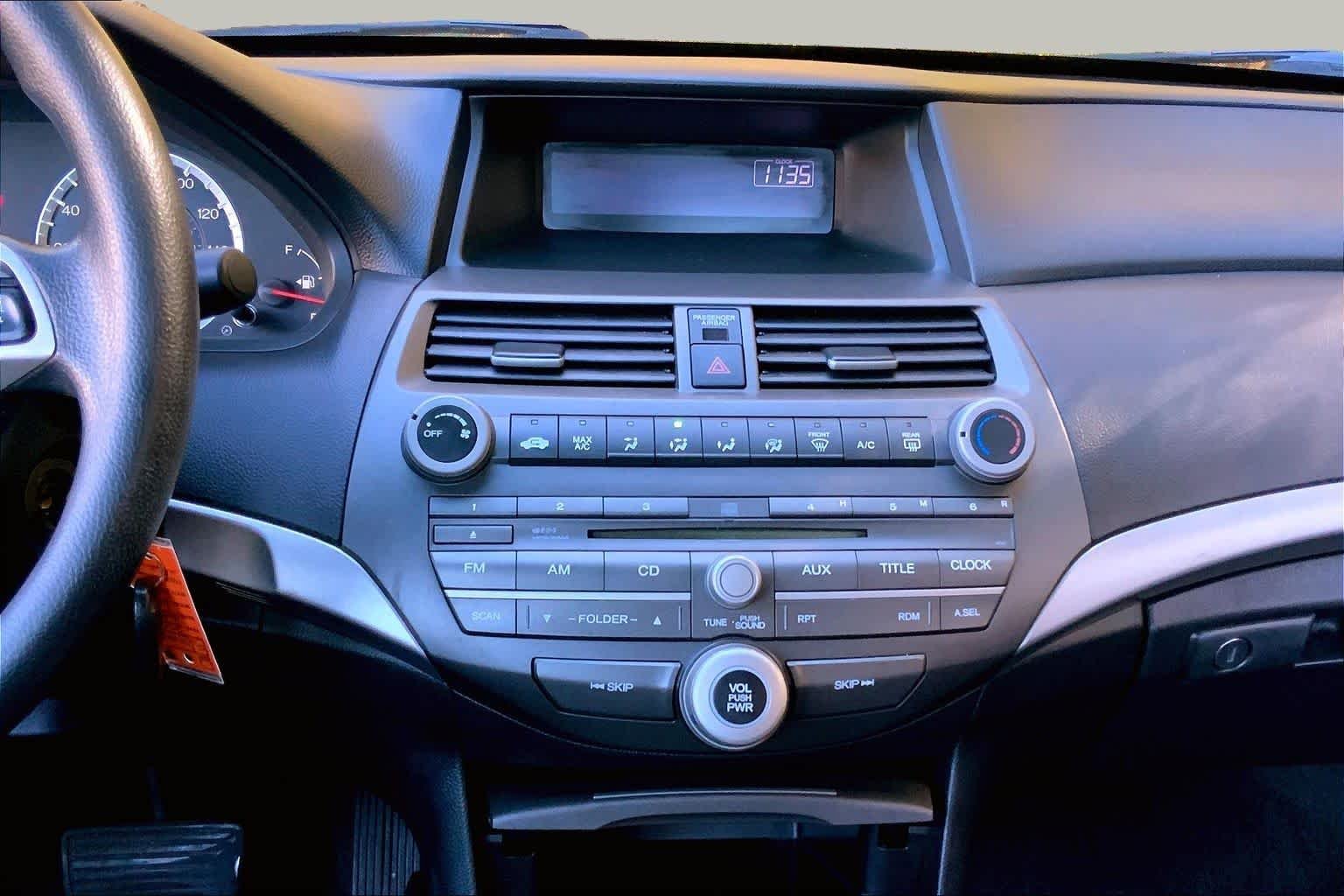 Used 2011 Alabaster Silver Metallic Honda LX-P image 6