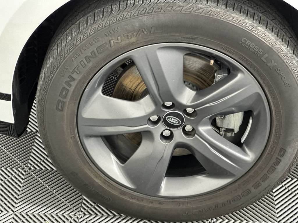 Used 2025  Land Rover Dynamic SE image 2