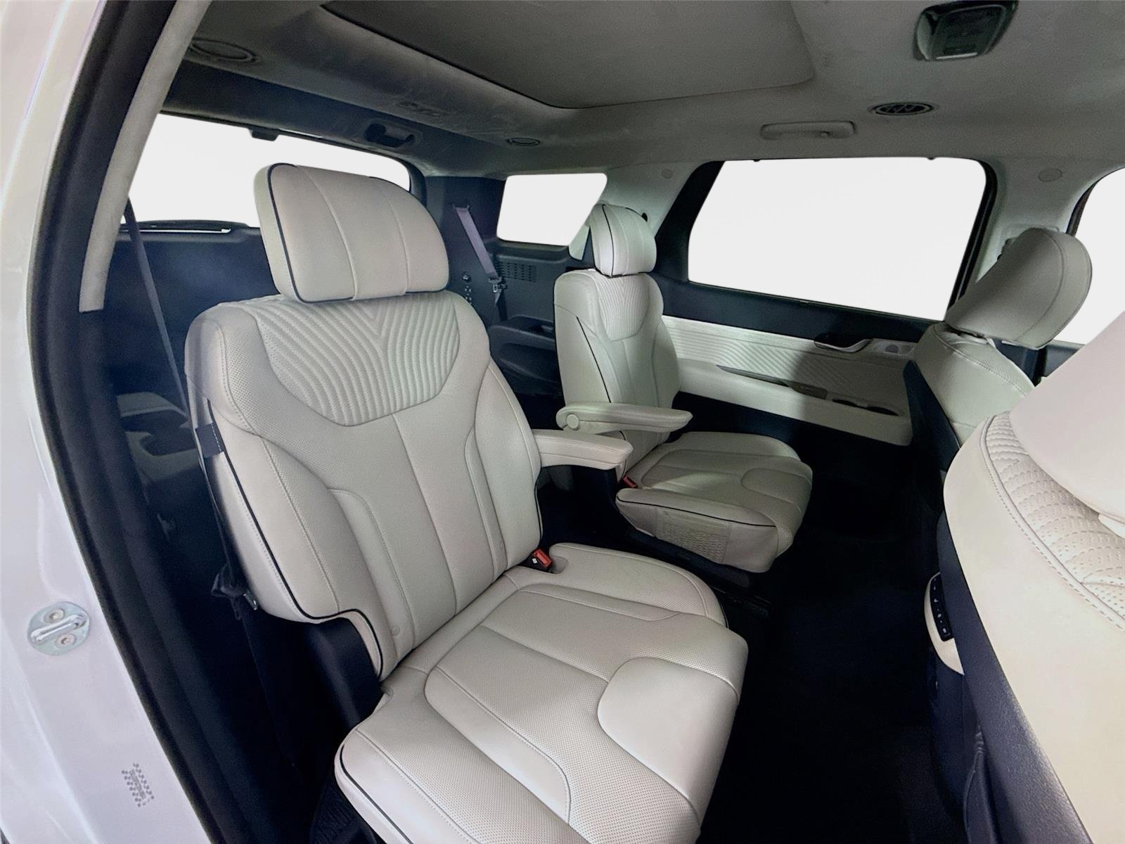 Used 2025 Hyper White Hyundai Calligraphy image 30