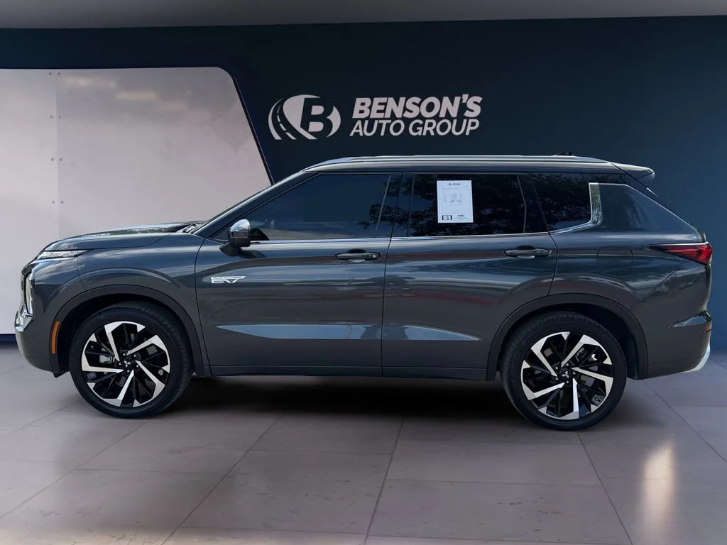 2025 Mitsubishi Outlander Plug-in Hybrid SEL S-AWC's photo