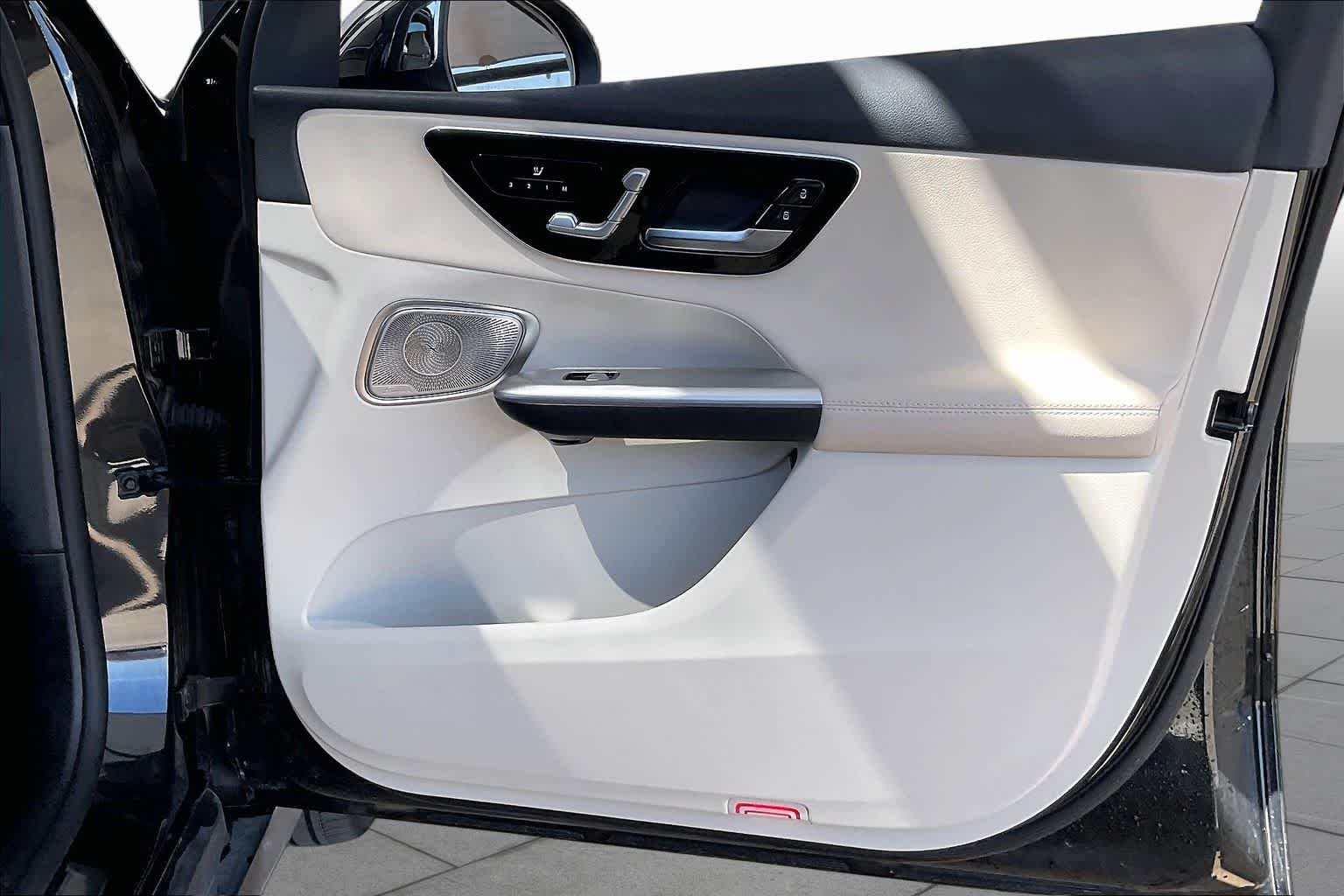 Used 2025 Obsidian Black Metallic Mercedes-Benz GLC 300 image 34